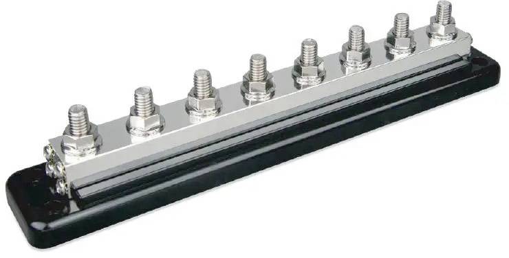 Ein Batteriekabelverteilerblock mit mehreren Bolzenanschlüssen zur Verteilung von elektrischer Energie an verschiedene Komponenten.