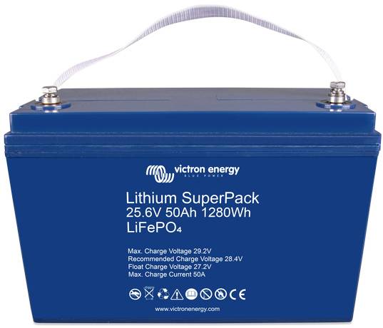 Blauer Lithium-Akku von Victron Energy mit der Aufschrift 'Lithium SuperPack 25.6V 50Ah 1280Wh LiFePO4', geeignete Ladeparameter unten.