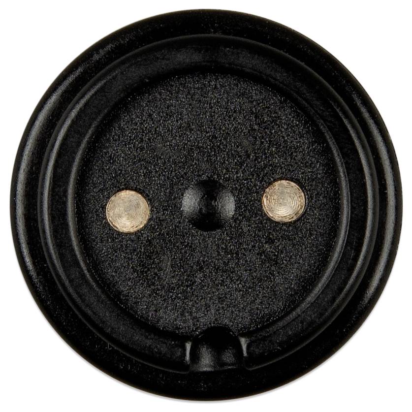 Ein runder schwarzer Elektrosteckdosendeckel mit zwei sichtbaren Löchern und einem zentralen Erdungsschlitz auf weißem Hintergrund.