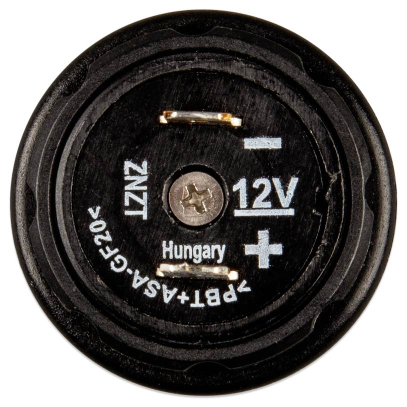 Nahaufnahme einer schwarzen, kreisförmigen Steckdose mit der Beschriftung '12V', versehen mit Positiv- und Negativsymbolen sowie dem Wort 'Ungarn'.