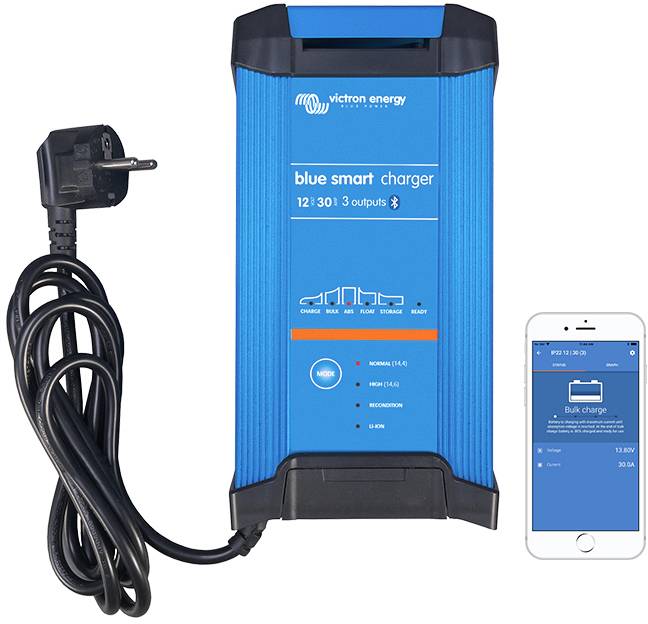 'Blue Smart Charger' von Victron Energy, ein Ladegerät mit 12V, 30A und drei Ausgängen, abgebildet mit Netzstecker und Smartphone-App.