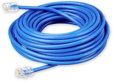 Ein aufgerolltes, blaues Netzwerkkabel mit Steckern an beiden Enden, geeignet für Computer- und Routerverbindungen.
