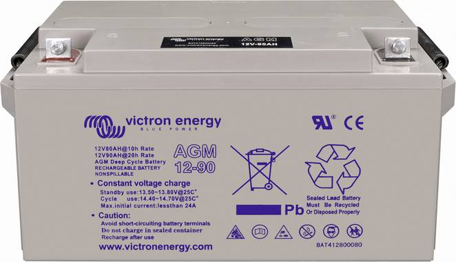 Eine versiegelte Bleibatterie von Victron Energy, Modell AGM 12-90, mit Spezifikationen und Warnhinweisen zur sicheren Nutzung und Entsorgung.