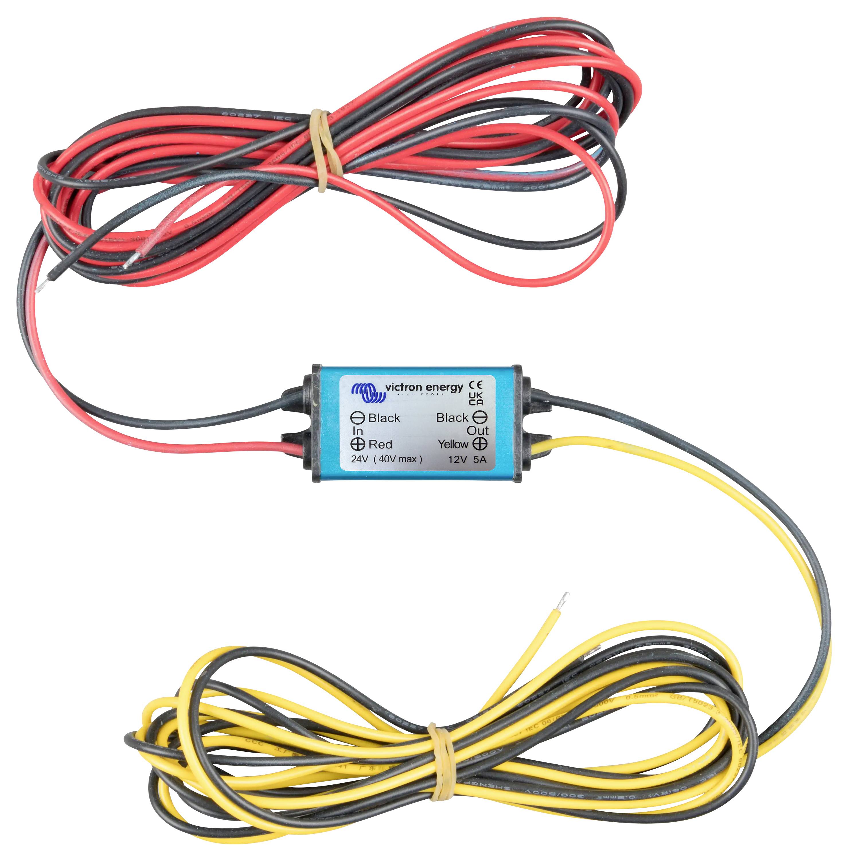 Ein schwarzes elektronisches Gerät mit beschrifteten Drähten von 'Victron Energy'. Es hat farbcodierte Drähte: schwarz, rot, gelb für elektrische Verbindungen.