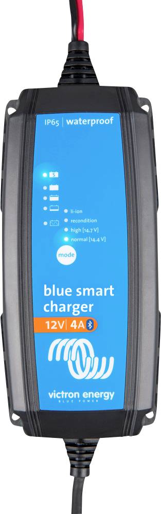 Ein blauer, wasserdichter Batterielader von Victron Energy mit der Aufschrift 'blue smart charger 12V 4A'.