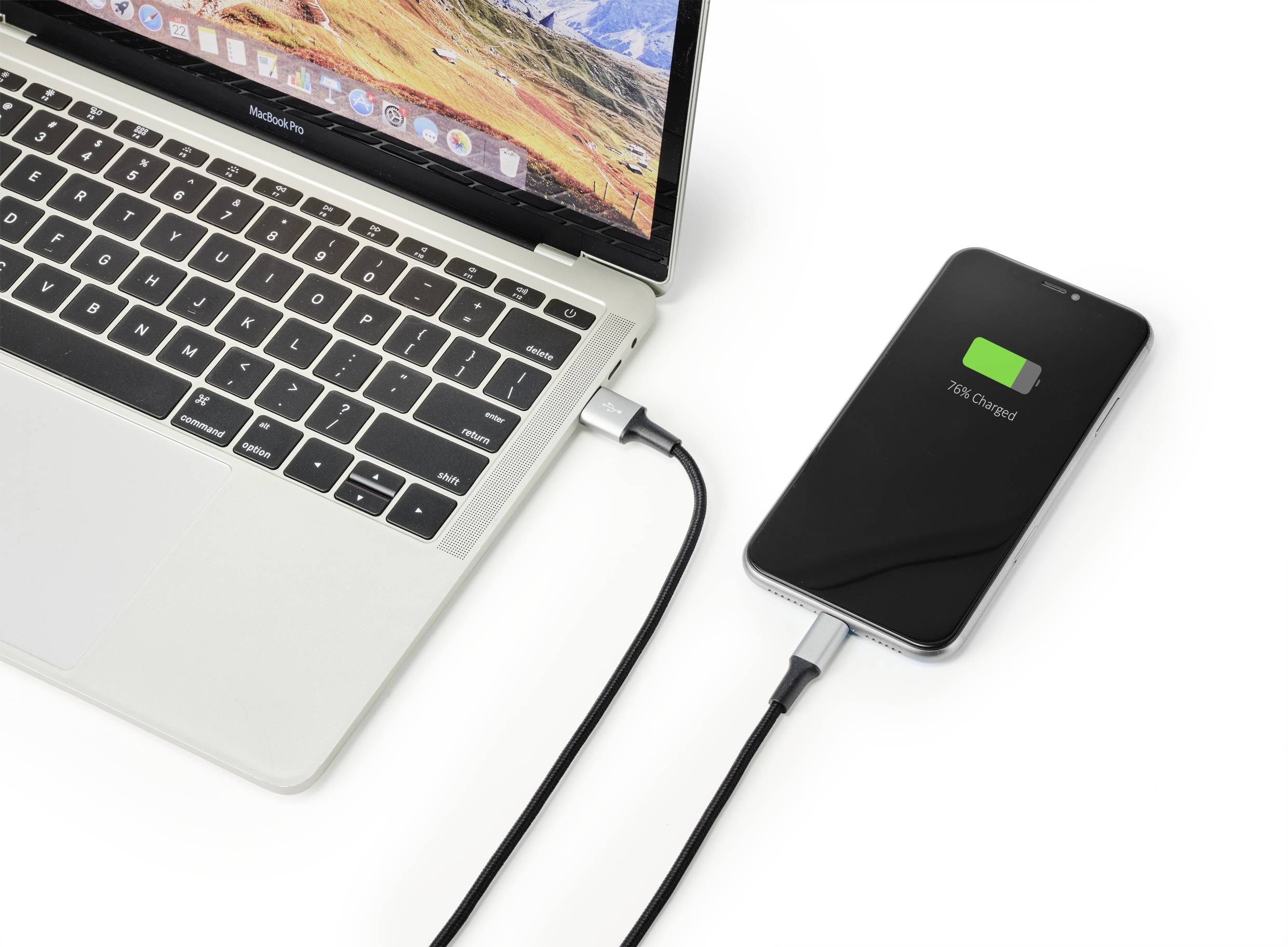 Ein Smartphone wird über ein Kabel an einem Laptop aufgeladen. Der Bildschirm des Smartphones zeigt eine Batterieladung von 78 %.