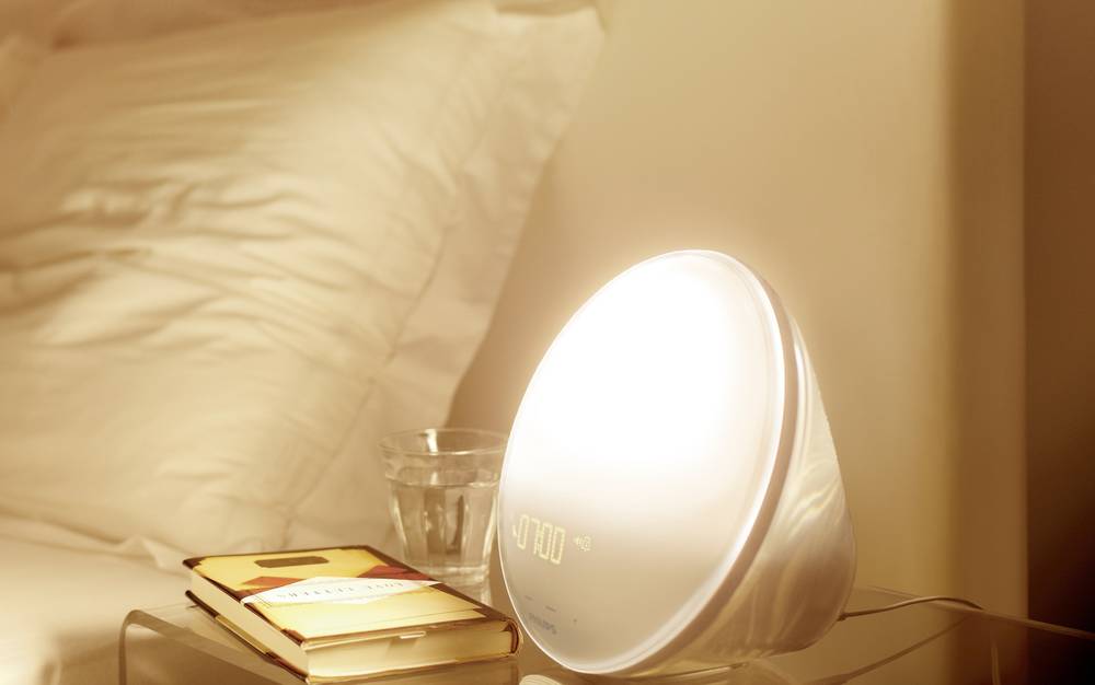 Tageslichtwecker neben Bett