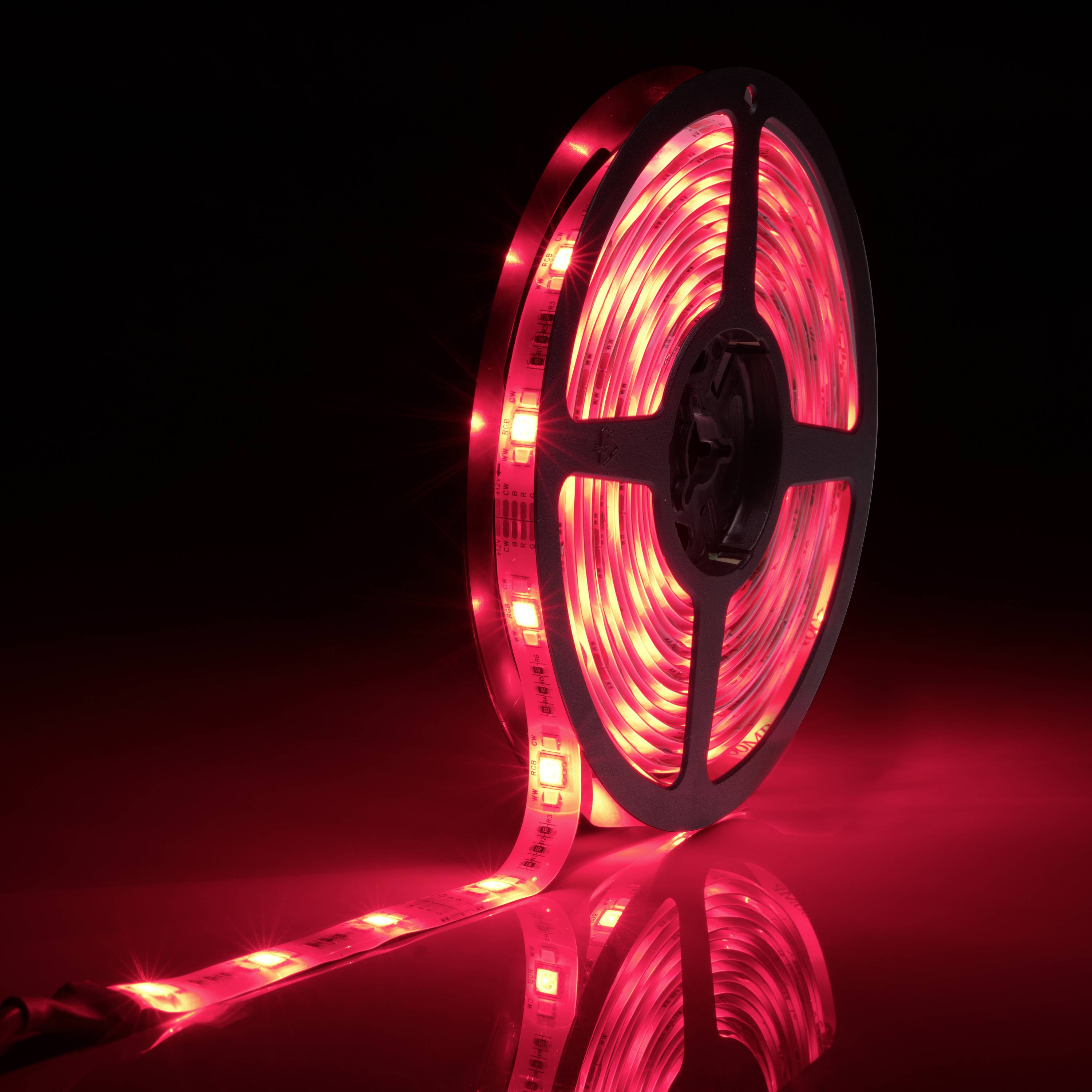 Eine aufgerollte rote LED-Lichtleiste, die leuchtet. Sie ist auf einem schwarzen Hintergrund dargestellt und gibt ein intensives rotes Licht ab.