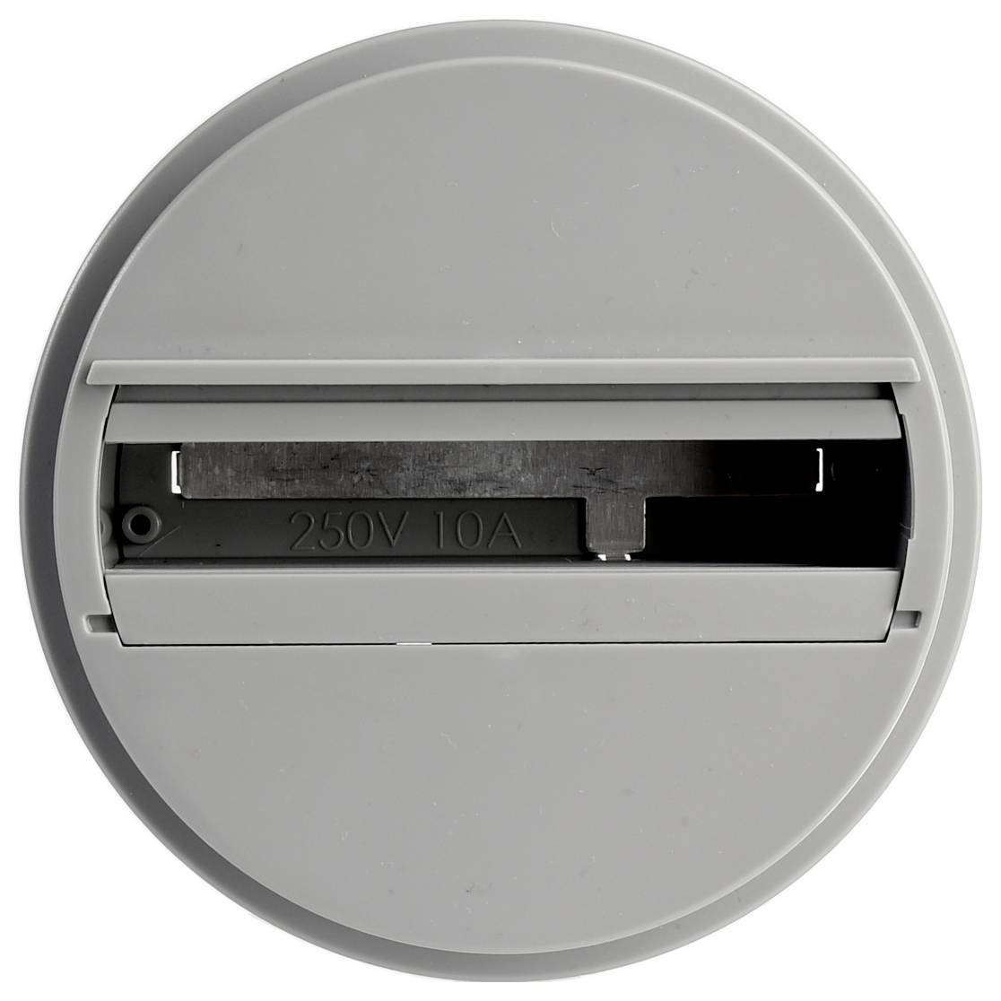 Runde graue Steckdosen- oder Steckverbinderabdeckung mit einem horizontalen Schlitz und sichtbarer Kennzeichnung „250V 10A".