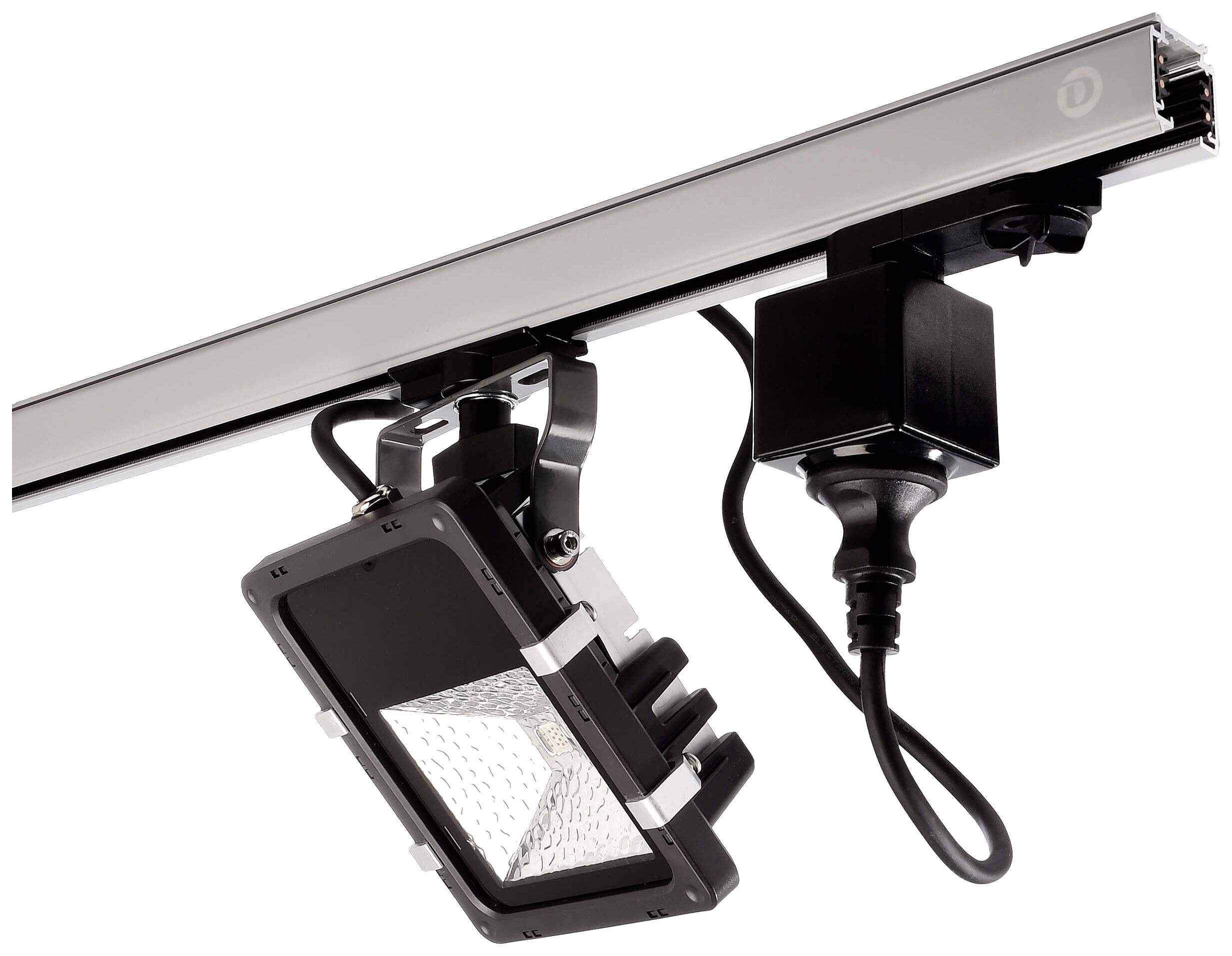 Ein LED-Strahler ist an einer Schiene montiert. Er hat ein schwarzes Gehäuse und einen Schukostecker.