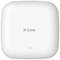 Ein weißer D-Link WLAN-Access-Point mit abgerundeten Ecken, Modellbezeichnung auf der Oberseite, zeigt Betriebsanzeige mit grünem Licht.