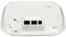 Ein weißer WLAN-Router von unten, zeigt zwei Ethernet-Ports, einen Stromanschluss und runde Lüftungsschlitze am Rand.