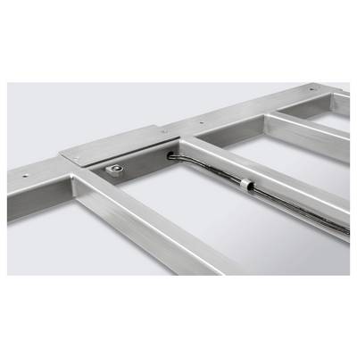 Industrieller Aluminiumrahmen mit integrierten Kabeln; zeigt technische Struktur und Verkabelung.