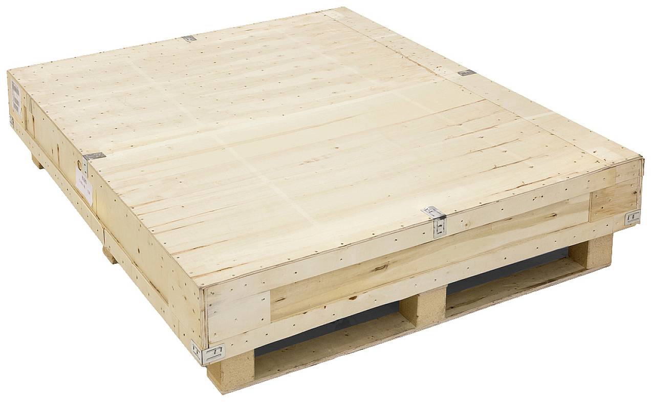 Eine große, flache Holzkiste mit verstärkten Ecken und Kanten, geeignet für den sicheren Transport von großen und schweren Gütern.