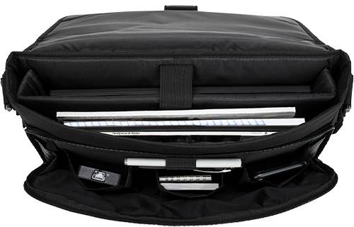 Offene schwarze Aktentasche mit Fächern für Laptop, Dokumente und Zubehör wie Stifte und Handy.