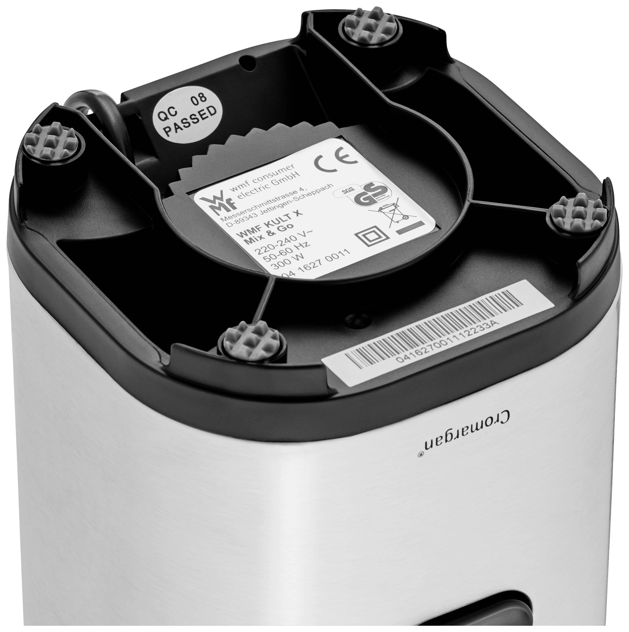 Elektrischer Küchenmixer von unten gezeigt. Sichtbar sind Zertifizierungsaufkleber, Seriennummer und technische Details des Geräts.