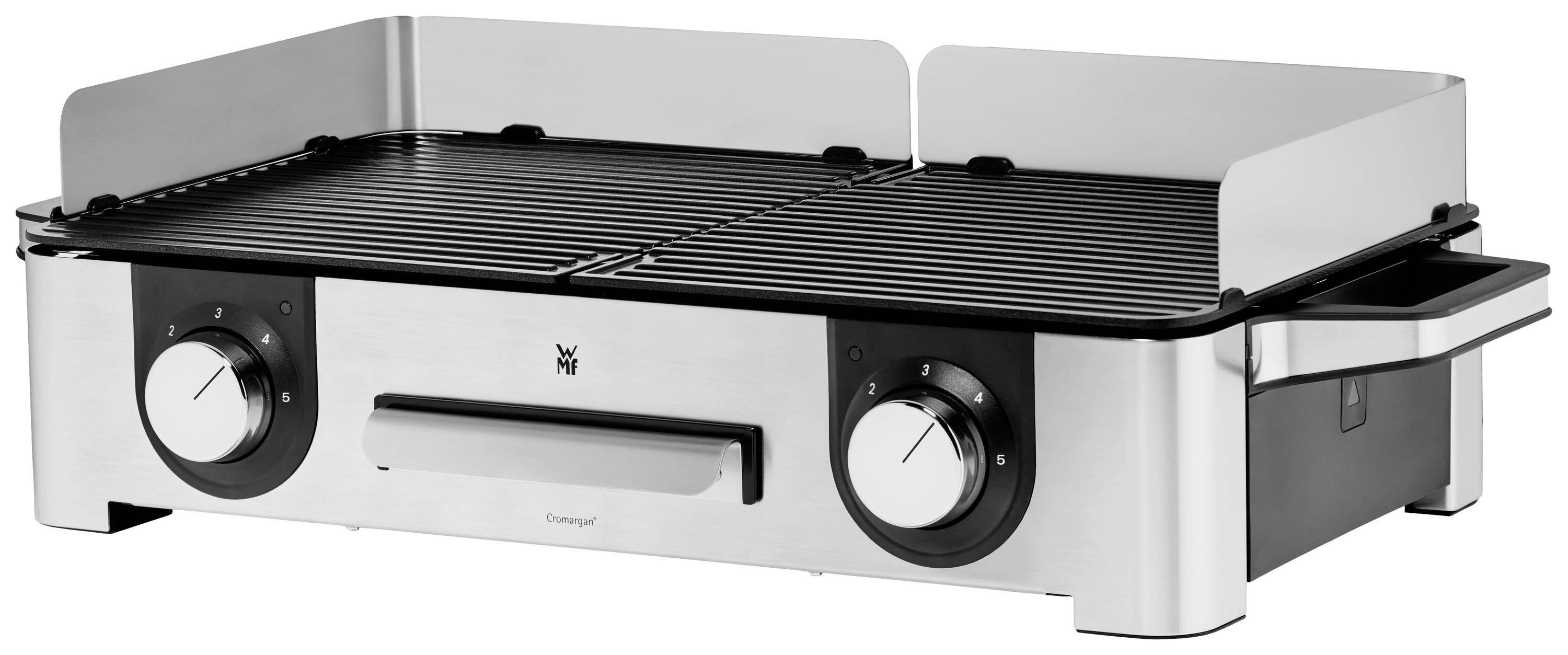 Ein silberner Elektrogrill mit zwei Drehknöpfen und einer schwarzen Grillfläche. Der Grill hat erhöhte Ränder.