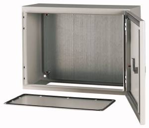 Metallschrank mit geöffneter Tür, an einer Seite liegendes abnehmbares Paneel, geeignet zur Aufbewahrung oder für technische Installationen.