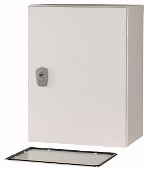 Metallischer Schaltschrank mit geöffneter Tür, auf dem Boden liegt eine abgenommene Frontplatte.