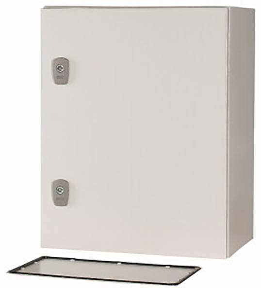 Metallener Schaltschrank mit zwei Verschlüssen und abgenommener Bodenplatte liegt davor. Geeignet für industrielle Anwendungen.