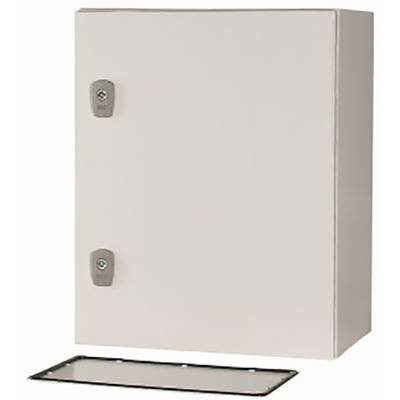 Metallener Schaltschrank mit zwei Verschlüssen und abgenommener Bodenplatte liegt davor. Geeignet für industrielle Anwendungen.