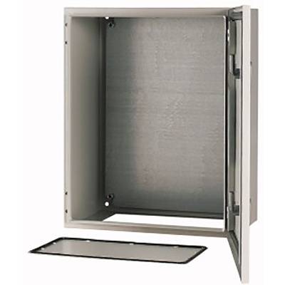 Offener grauer Metallschrank mit abgenommener Frontplatte, geeignet für technische Installationen. Rechteckige Form und robuste Bauweise.