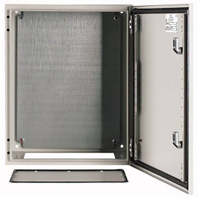 Metallener Schaltschrank mit geöffneter Tür, zeigt Innenraum mit Befestigungspunkten. Geeignet für Elektronikkomponenten.