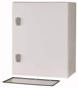 Ein grauer Metallschrank mit zwei Schlössern; die Tür steht offen, das Gehäuse ist rechteckig.