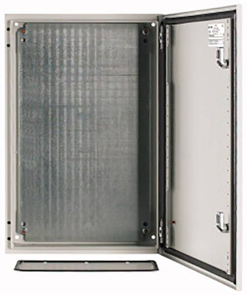 Ein geöffneter Schaltschrank mit sichtbarer Rückwand und Tür. Keine elektrischen Komponenten sind installiert.