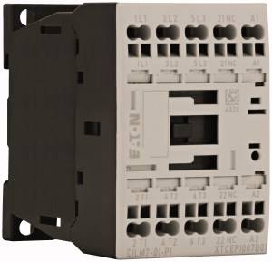 Ein elektrisches Schütz von Eaton in Nahaufnahme, Modell XTCEPI007B01, mit mehreren Anschlussklemmen und Beschriftungen.