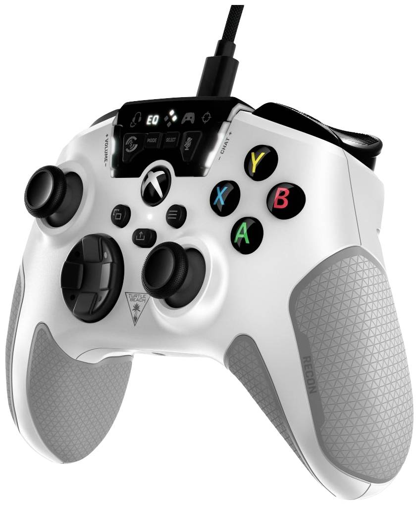 Ein weißer Videospiel-Controller mit farbigen Tasten und strukturierten Griffen, verbunden über ein Kabel.