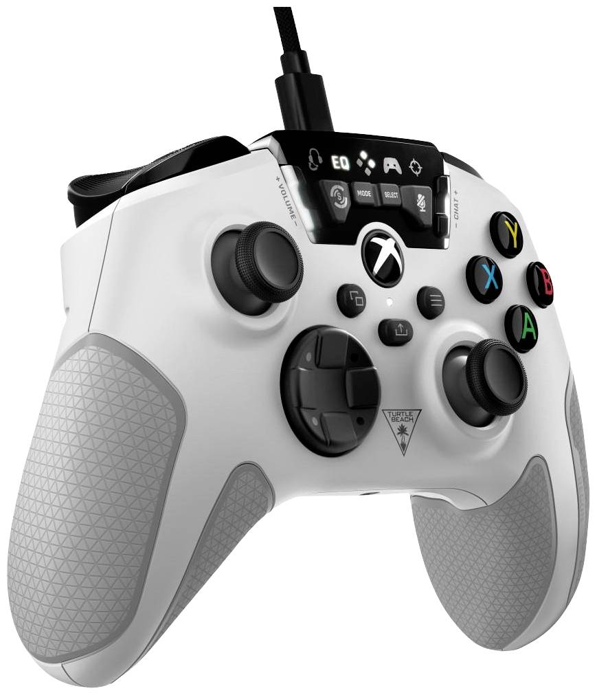 Ein weißer Gaming-Controller mit mehreren Tasten und zwei Joysticks. Oben befindet sich ein kleines Display, angeschlossen per Kabel.