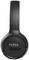 Schwarzer Over-Ear-Kopfhörer mit dem Logo 'JBL' auf der Ohrmuschel, zeigt modernes Design und geschlossene Bauweise.