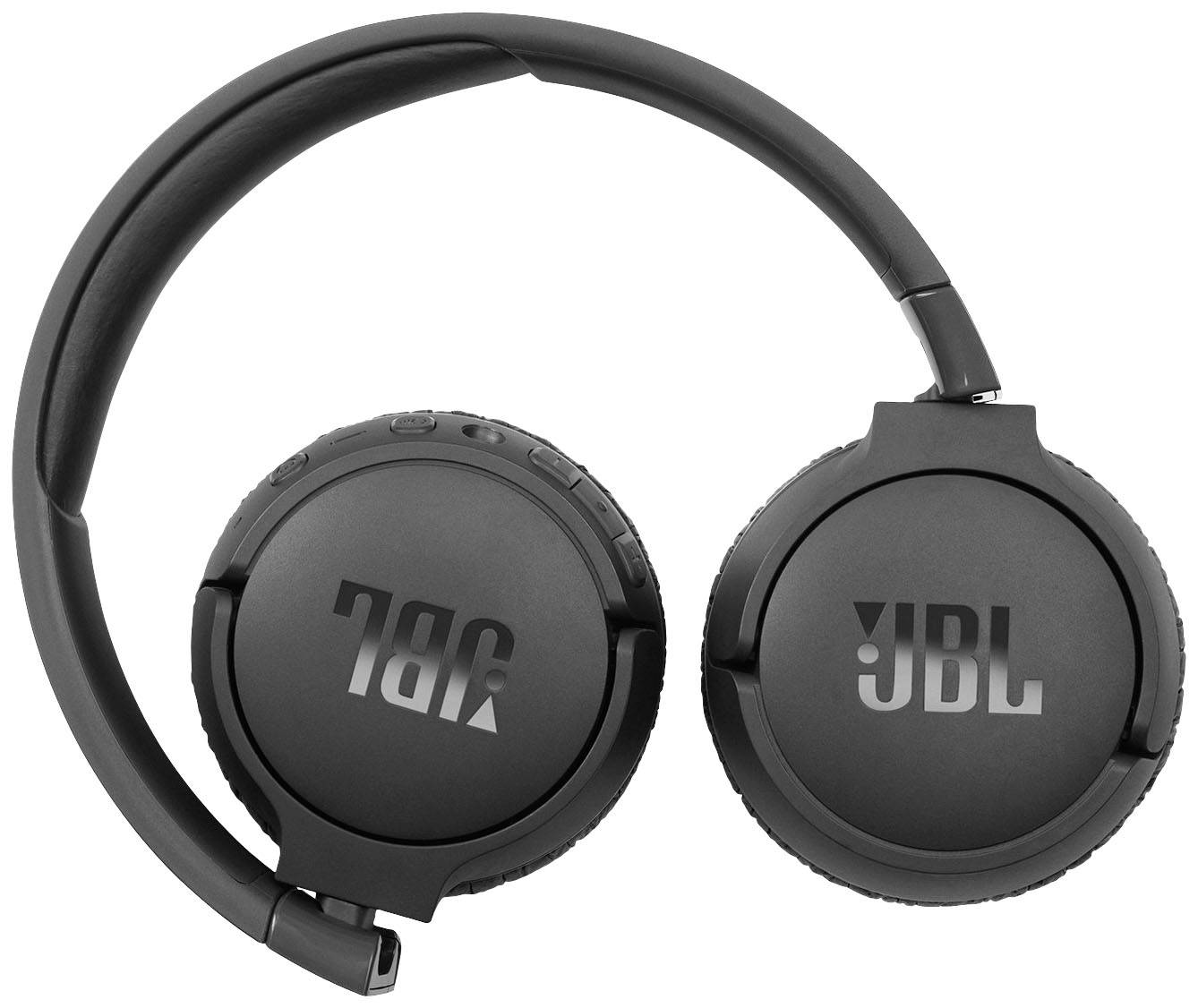 Schwarze, kabellose JBL-Kopfhörer, auf einer neutralen Fläche liegend, zeigen das Markenlogo auf beiden Ohrmuscheln.