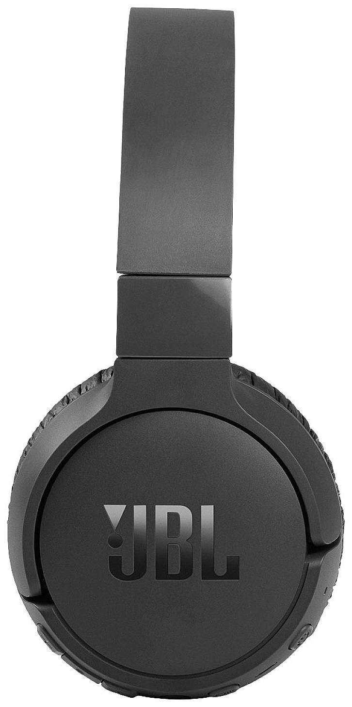 Ein schwarzer Over-Ear-Kopfhörer mit dem Logo 'JBL' auf der Außenseite der Ohrmuschel.
