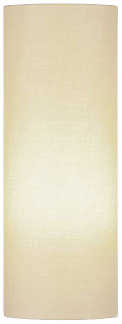 Eine zylindrische, beiger Lampenschirm leuchtet hell, erzeugt warmes Licht.