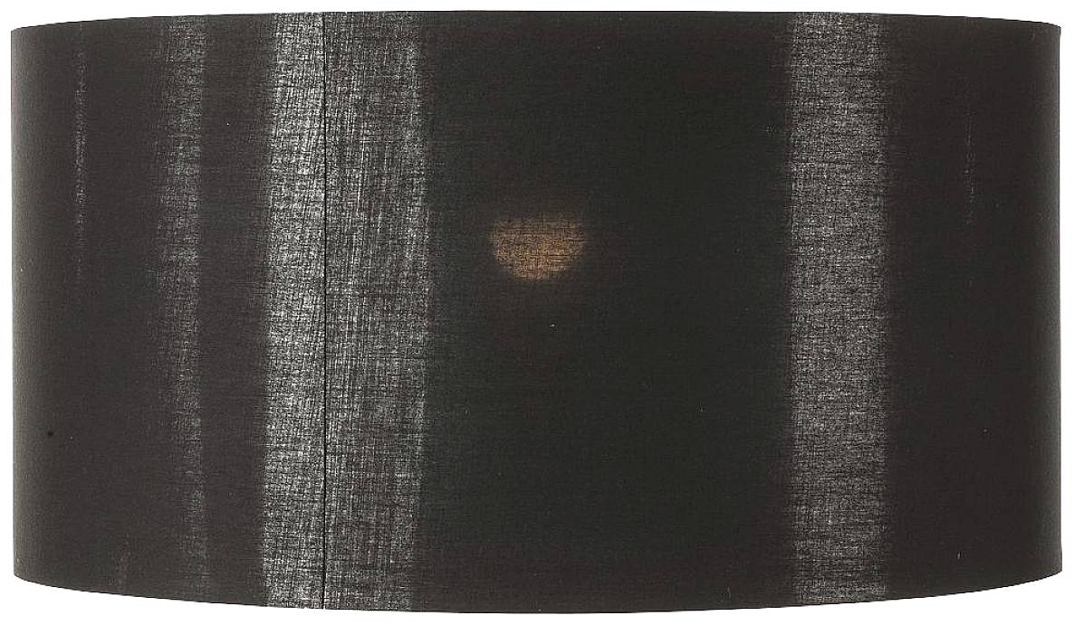 Eine schwarze Lampenschirmoberfläche mit einem zentralen Lichtdurchlass, das eine warme Lichtquelle durch das Gewebe hindurch andeutet.