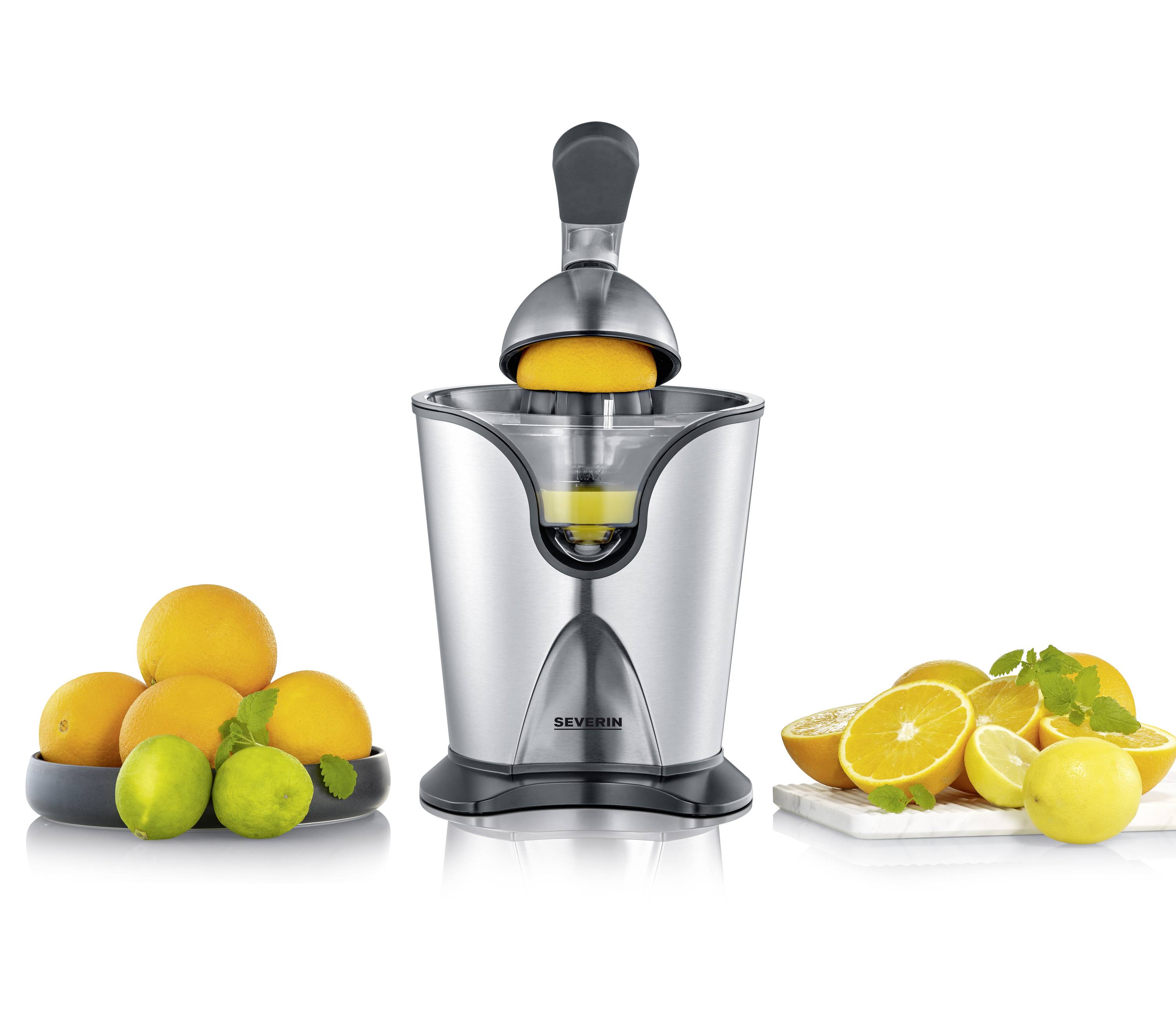 Eine elektrische Zitruspresse aus Edelstahl mit halbierter Orange im Presskegel. Daneben Schalen mit Orangen und Limetten.