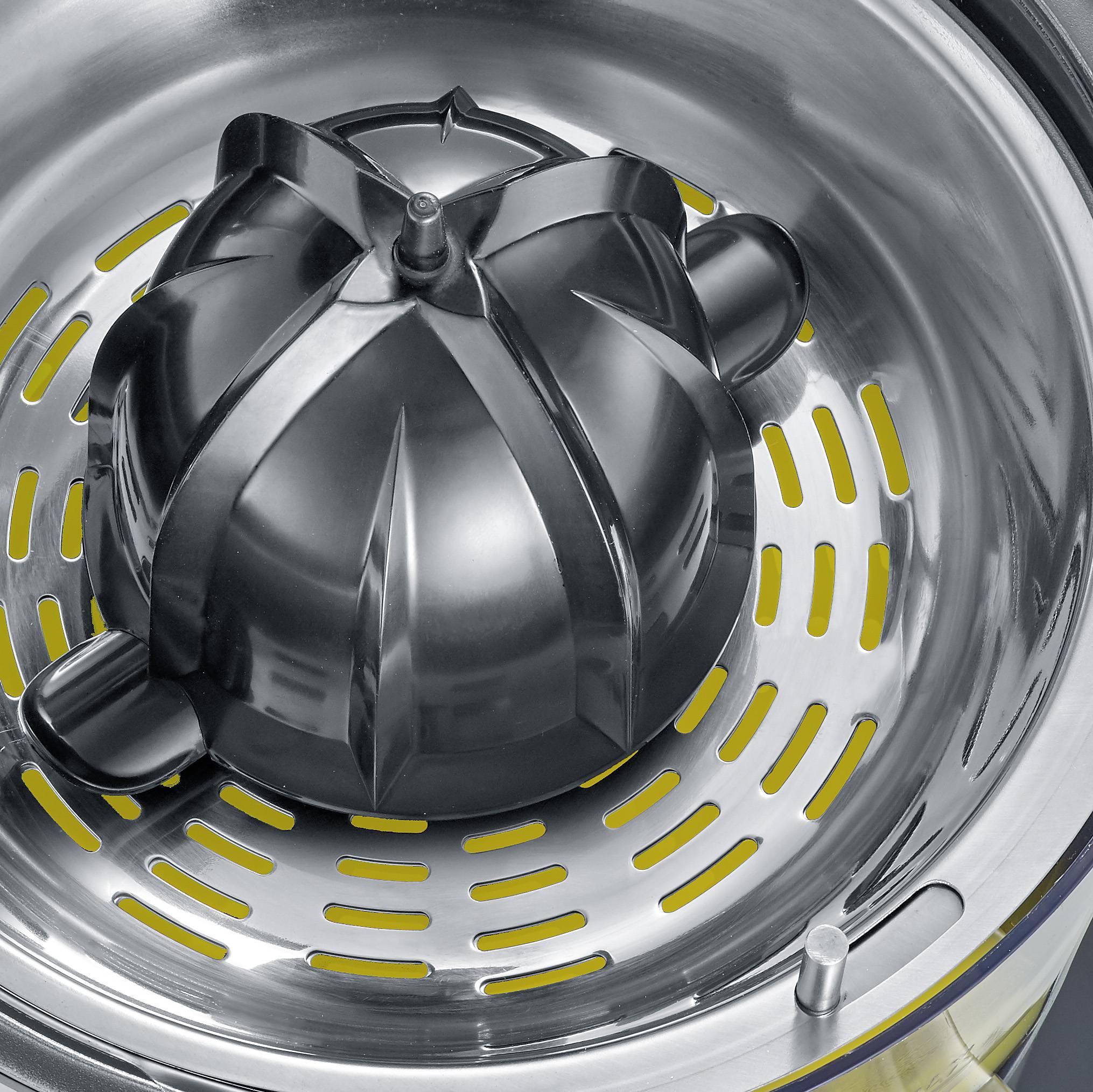 Eine geschlossene Saftpresse mit schwarzem Gehäuse in einer silbernen Schüssel.