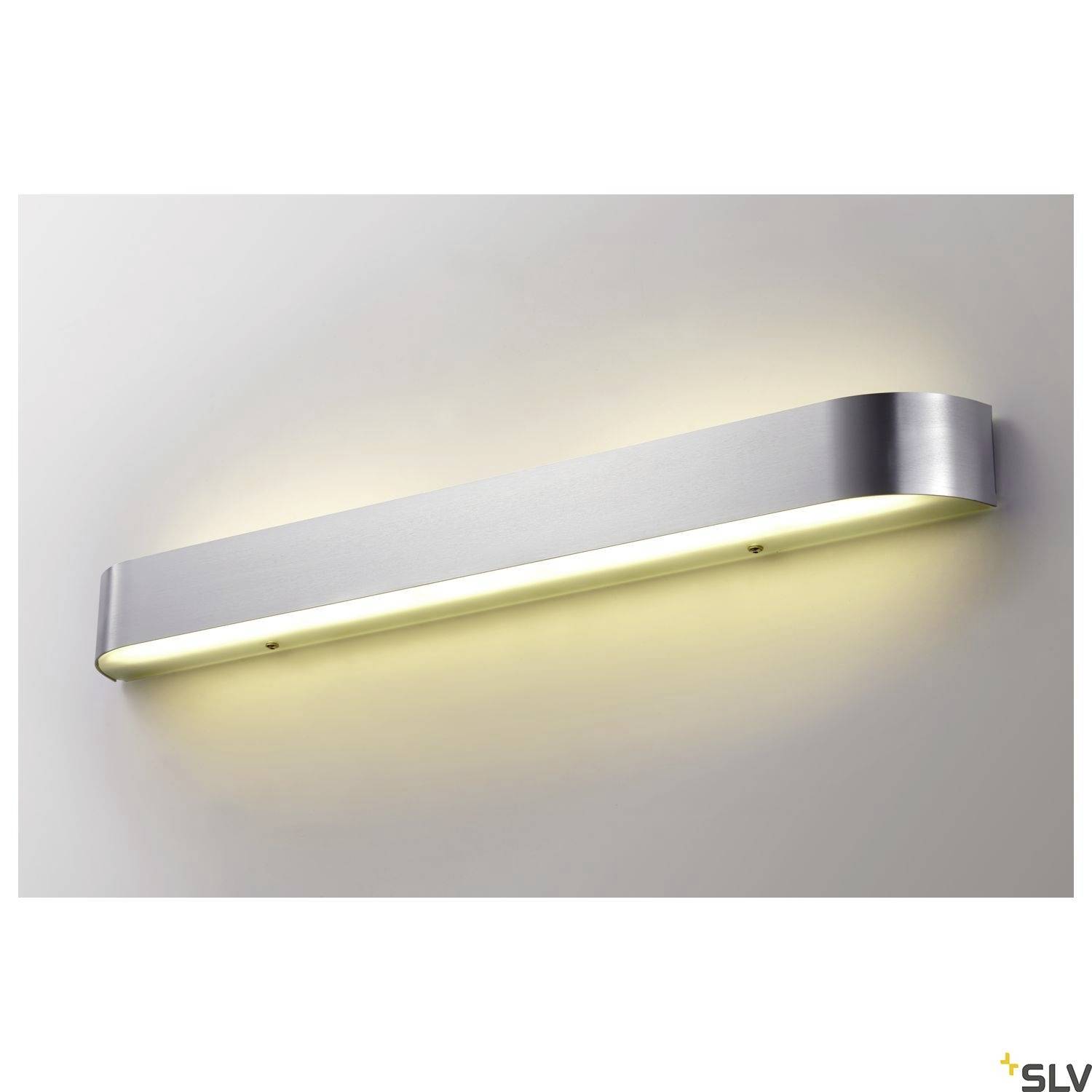 Eine moderne, längliche Wandleuchte aus Metall, die sanftes, indirektes Licht an die Wand abstrahlt.