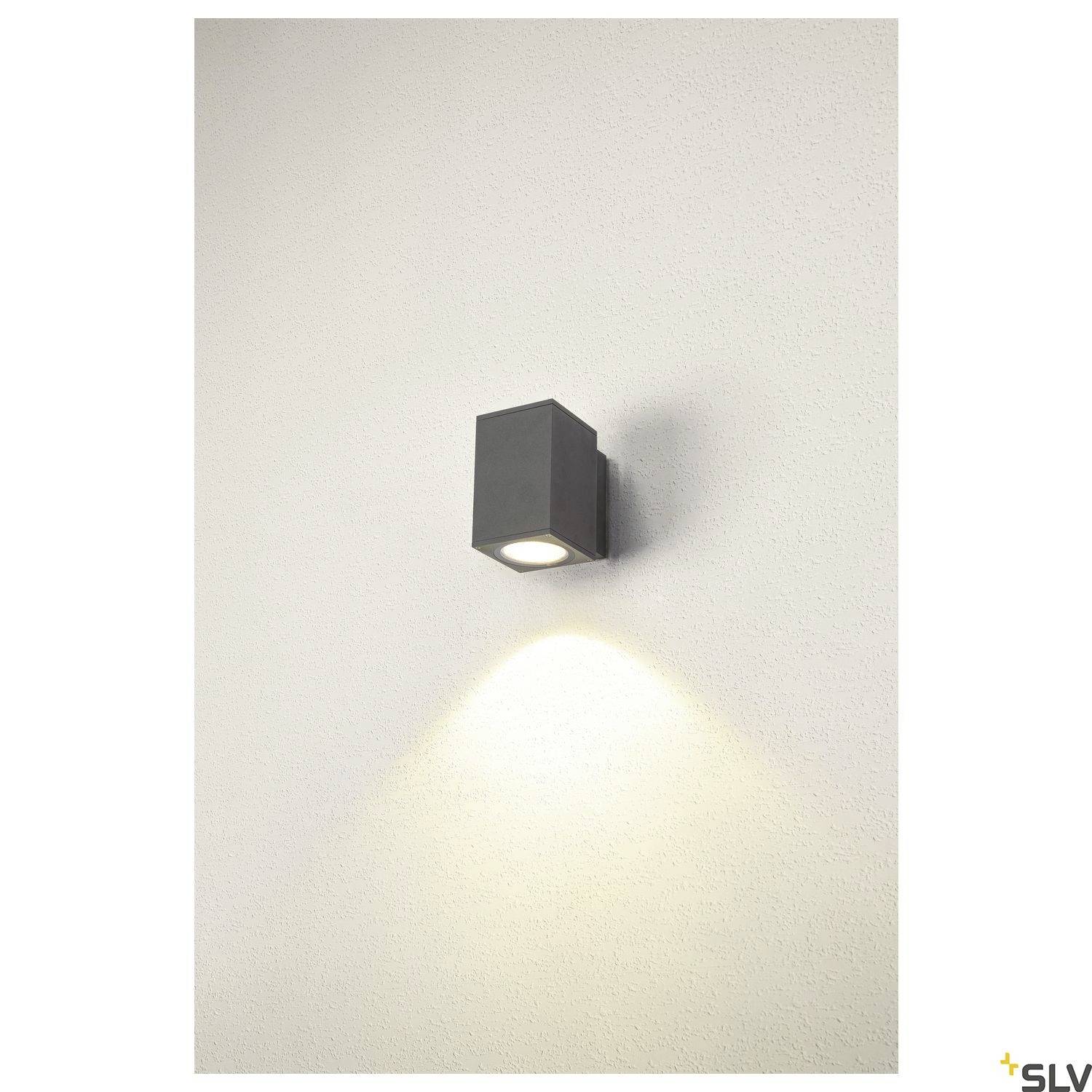 Außenwandleuchte in modernem Design mit nach unten gerichtetem Lichtkegel, befestigt an einer glatten weißen Wand.