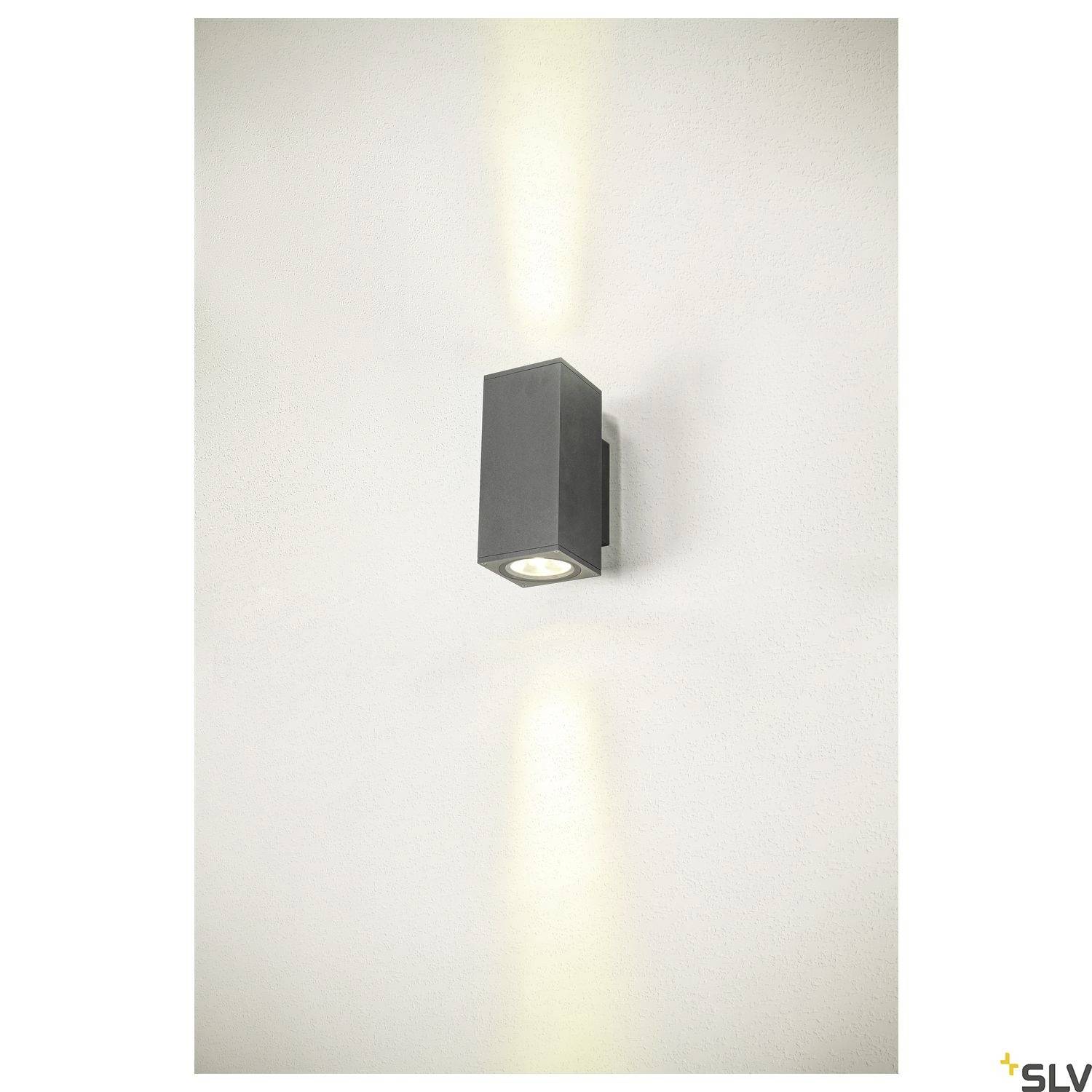 Wandlampe mit modernem, rechteckigem Design, beleuchtet sowohl nach oben als auch nach unten. Passt zu einem minimalistischen Raumdekor.