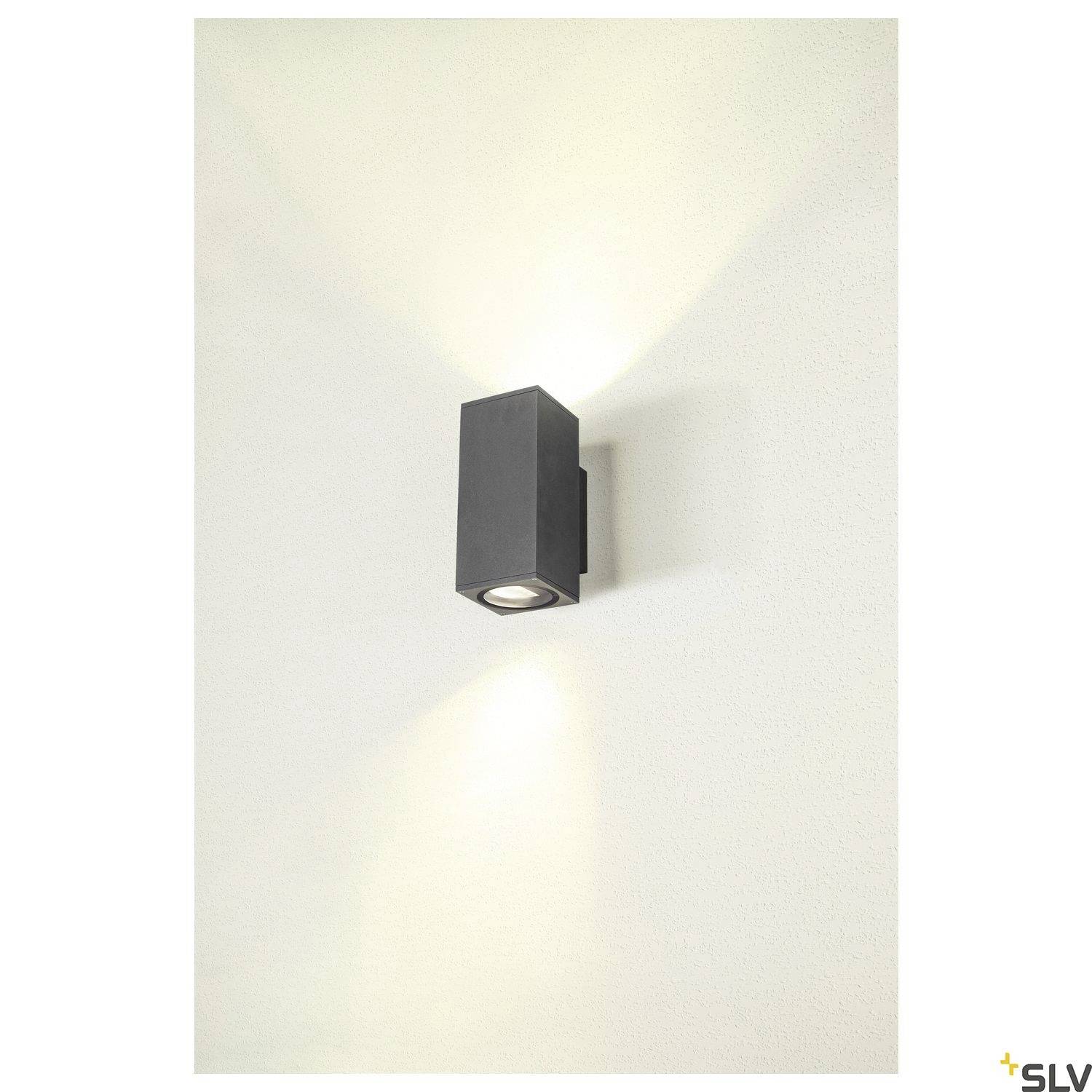 Rechteckige schwarze Wandleuchte, die nach oben und unten leuchtet, an einer hellen Wand montiert.