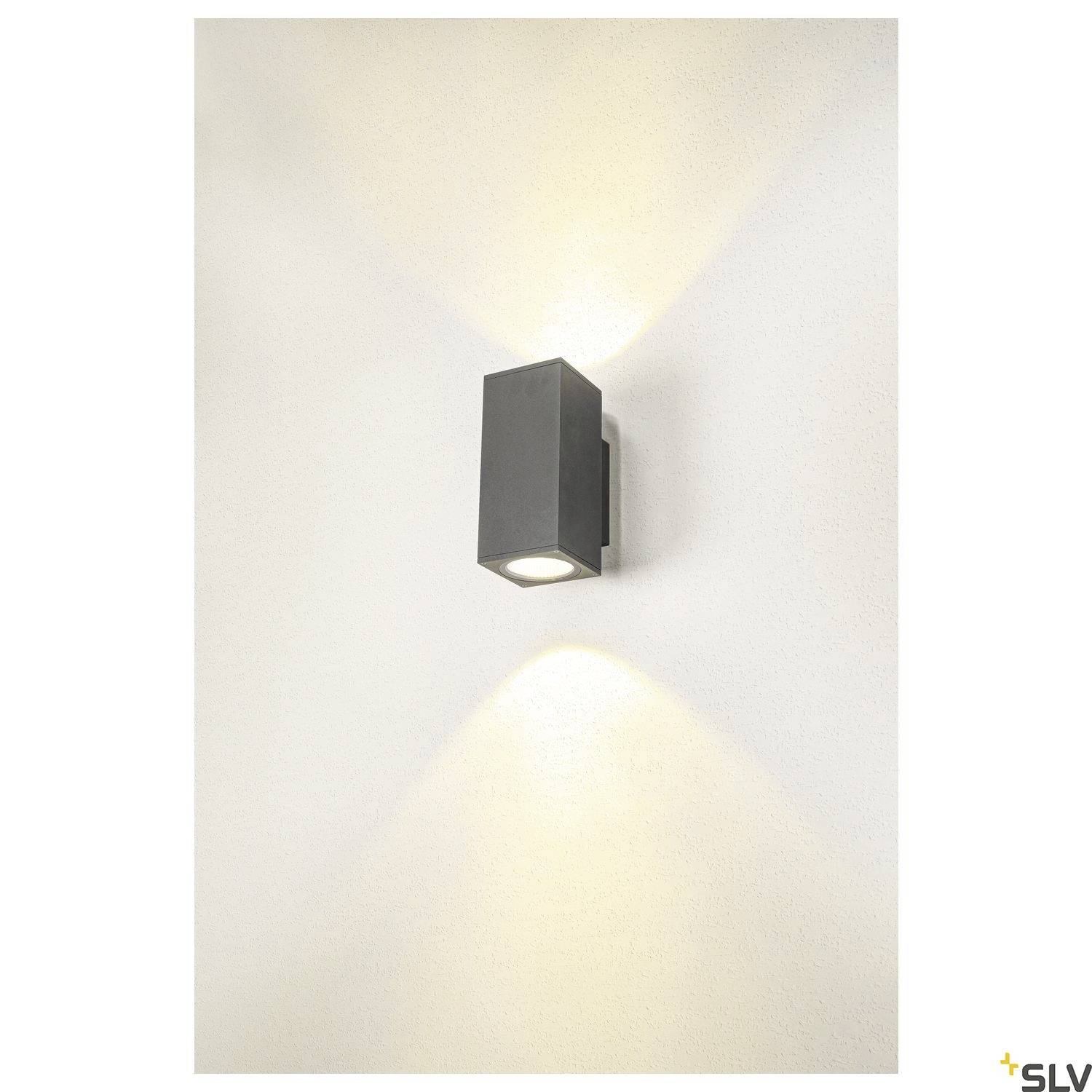 Moderne Wandlampe in rechteckiger Form strahlt warmes Licht nach oben und unten auf eine weiße Wand und erzeugt einen sanften Effekt.