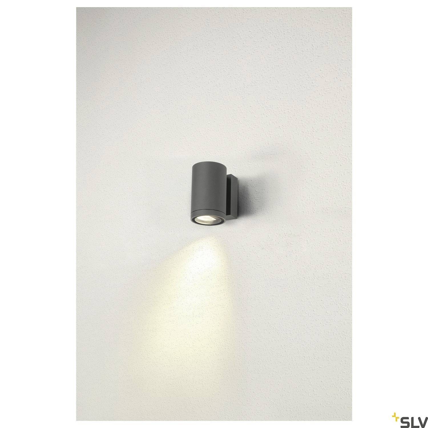 Wandleuchte strahlt weiches Licht nach unten auf eine weiße Wand.