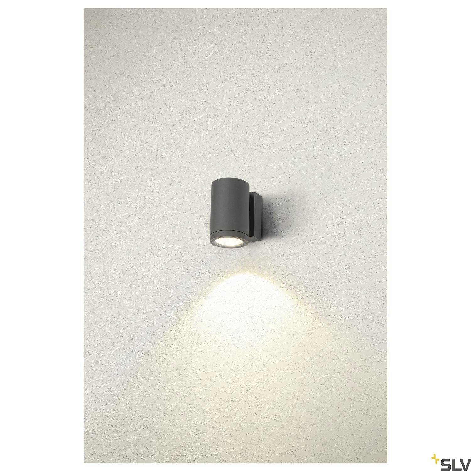 Wandleuchte in modernem Design strahlt nach unten gerichtetes Licht aus, an einer hellen Wand montiert, geeignet für Innenräume.