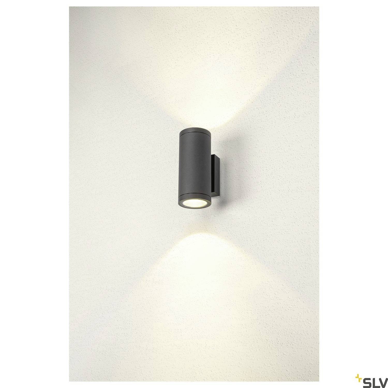 Wandleuchte mit modernem zylindrischem Design leuchtet sowohl nach oben als auch nach unten und erzeugt ein stilvolles Lichtmuster an der Wand.