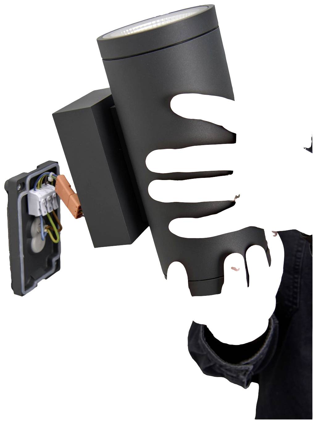 Eine Person hält eine schwarze zylindrische Außenleuchte nahe an einer Wandbefestigung mit sichtbaren Kabeln.