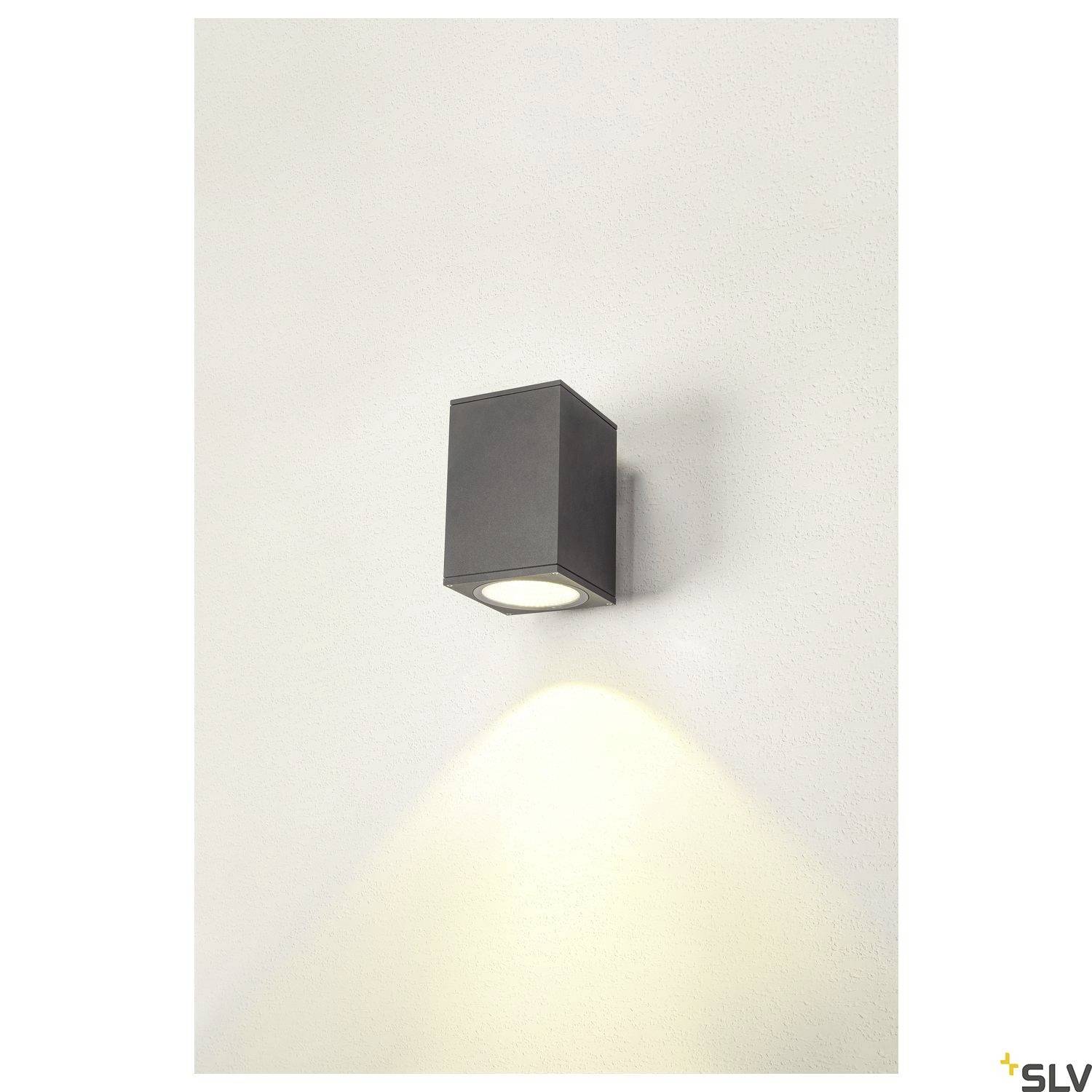 Moderne Wandleuchte aus Metall, die weichen Lichtkegel nach unten projiziert, sich ideal für Außen- oder Innenwände eignet.