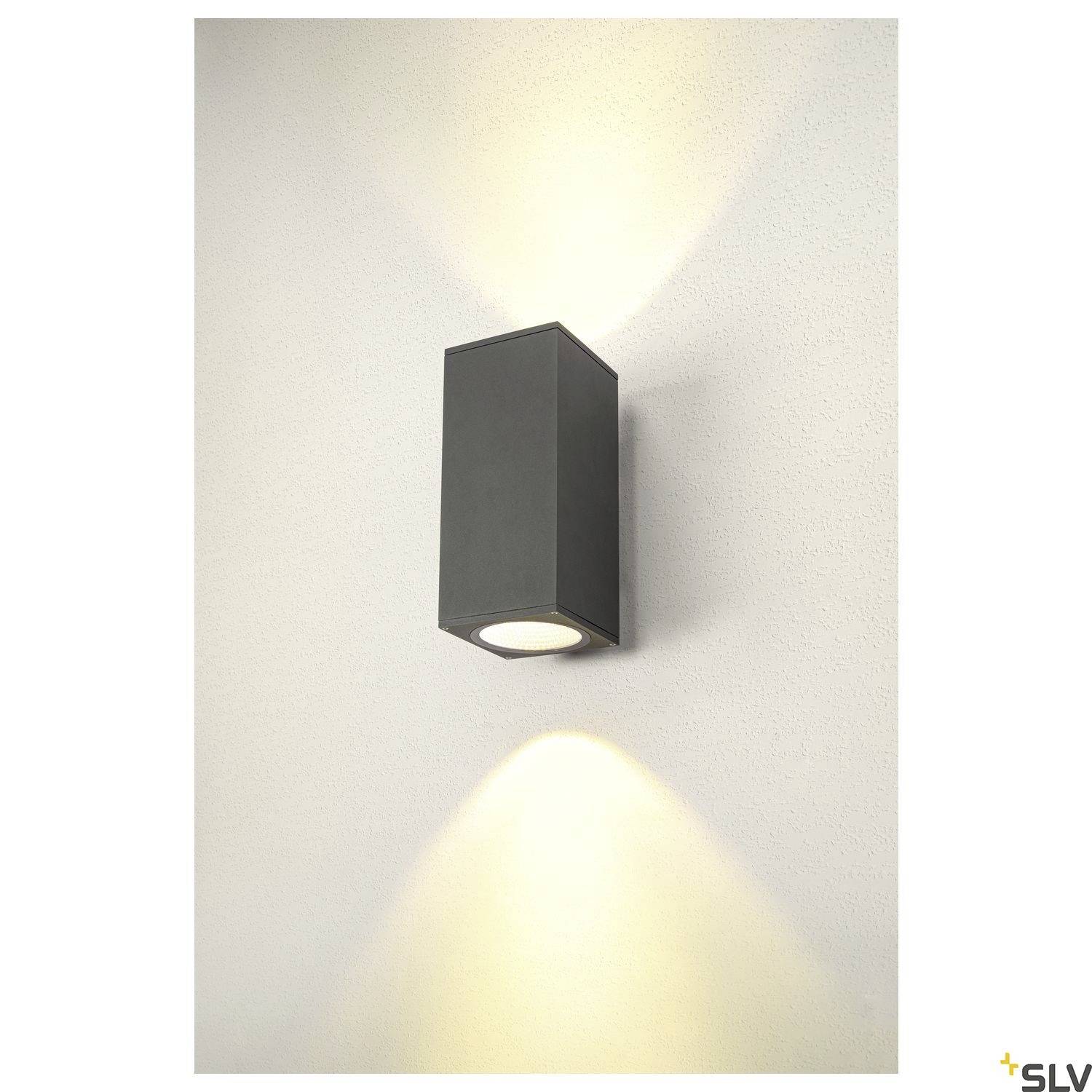 Wandleuchte mit modernem, rechteckigem Design strahlt warmes Licht nach oben und unten an die Wand. Perfekt für stilvolle Akzentbeleuchtung.